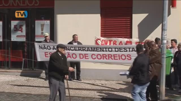 População protesta contra encerramento da estação dos CTT na Buraca