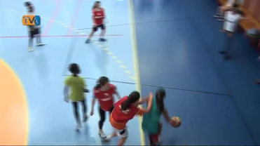 Jovens alunos Jogam Basquetebol nos Jogos Juvenis Escolares