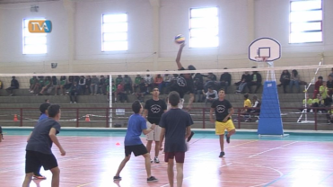Alunos Jogam Voleibol e Andebol nos Jogos Juvenis Escolares
