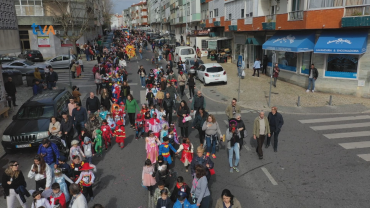 1500 Foliões Desfilam para Celebrar o Carnaval