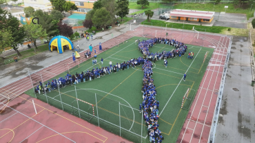 CPCJ Amadora Realiza Maior Laço Azul Humano de Sempre