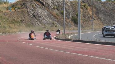 Carrinhos de Rolamentos Em Competição na Encosta do Sol