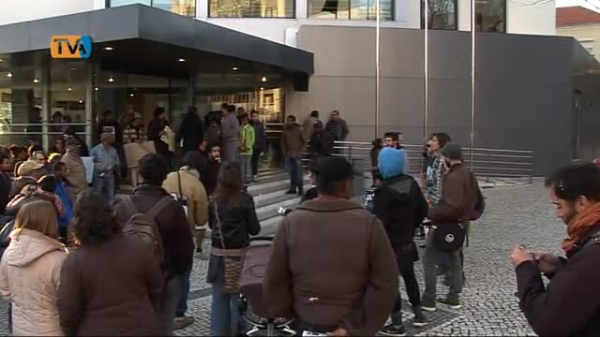 Habitantes de Bairros Sociais Manifestam-se em frente à Câmara Municipal da Amadora