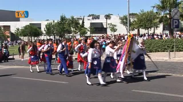 Desfile dá o mote de início para o Mundial Jovem 2014