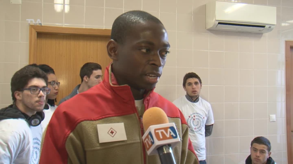 Jovens Voluntários Medem Tensão Arterial no Mercado Brandoa