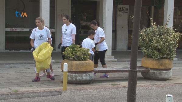 Venteira Caminha e Recolhe Lixo Reciclável