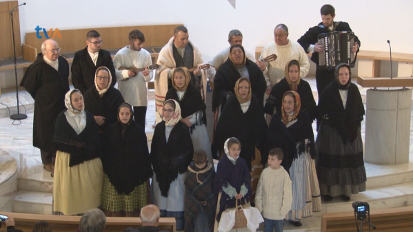 Grupos de Folclore Cantam ao Menino na Igreja de Alfragide