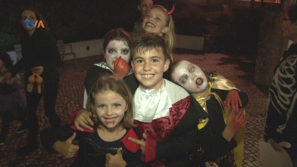 Crianças Celebram Halloween com Jogos e Brincadeiras