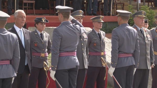 Presidente da República Entrega Espadas aos Novos Oficiais do Exército
